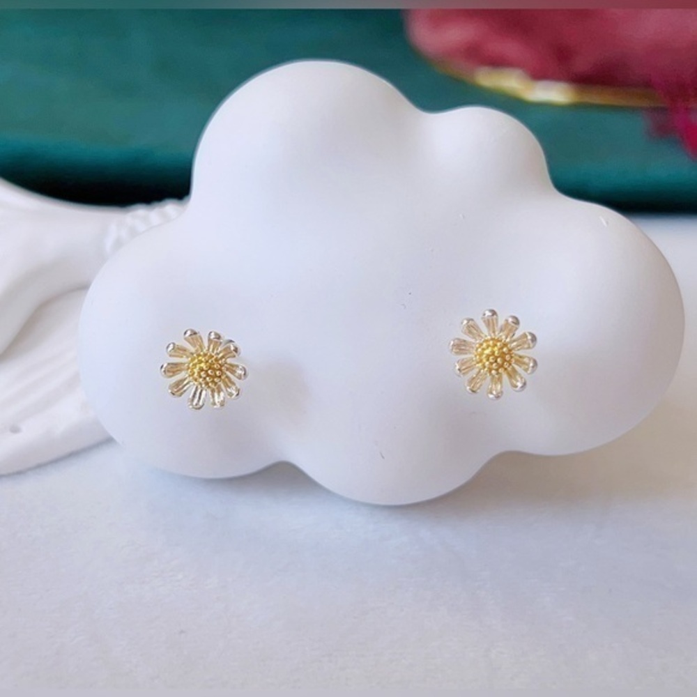 - Sterling Silver Bellis  Daisy Stud Earrings